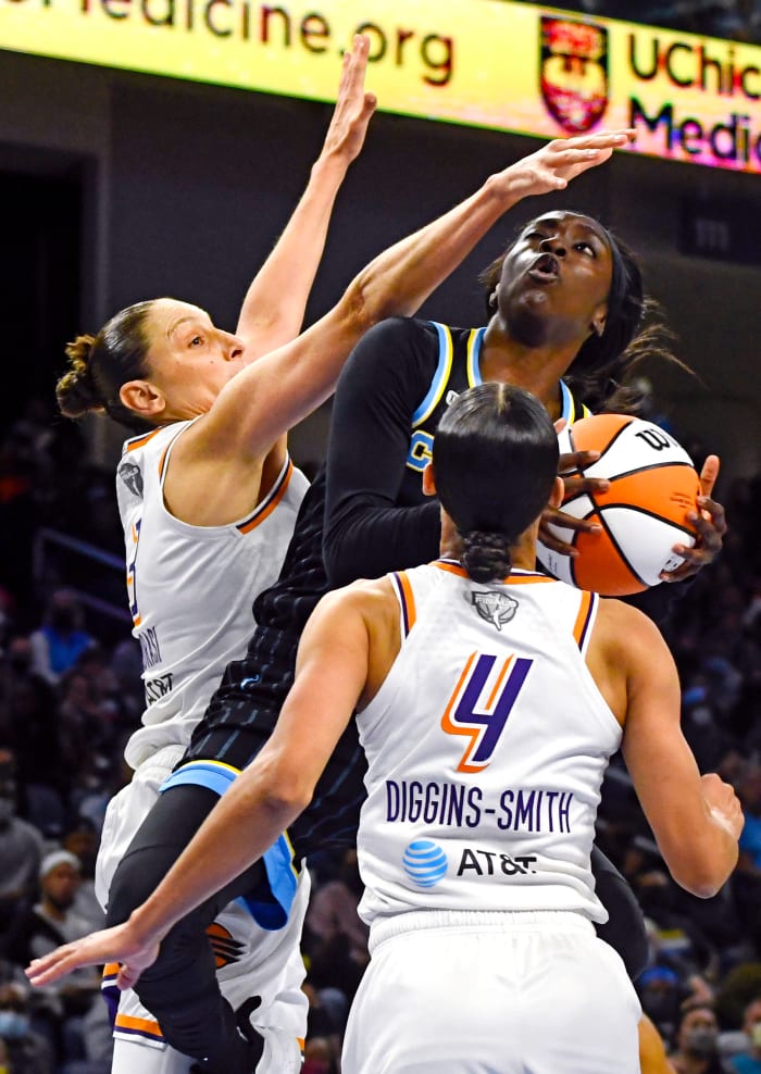 Diana Taurasi and Skylar Diggins-Smith guarding Kahleah Copper